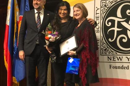 Генералният консул г-жа Мая Христова награди българка за приноса й към общността в Ню Йорк 